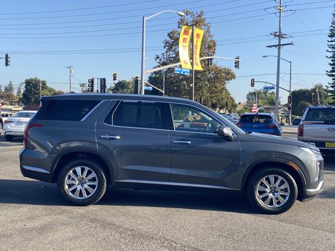 Used 2024 Hyundai Palisade SEL image 2