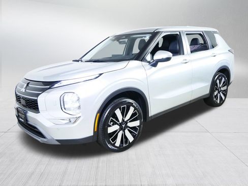 Used 2025 Mitsubishi Outlander SE AWD/4WD image 3