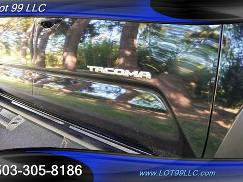 Used 2017 Toyota Tacoma TRD Off-Road w/ Premium & Technology Package AWD/4WD image 36