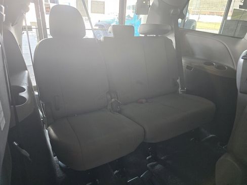 Used 2017 Toyota Sienna XLE image 12