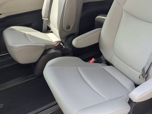 Used 2022 Toyota Sienna XLE image 18