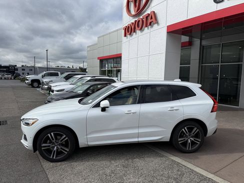 Used 2018 Volvo XC60 T5 Momentum w/ Convenience Package AWD/4WD image 3