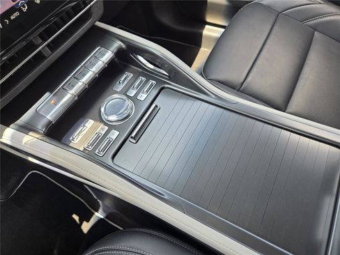 Used 2024 Lincoln Nautilus Premier AWD/4WD image 18