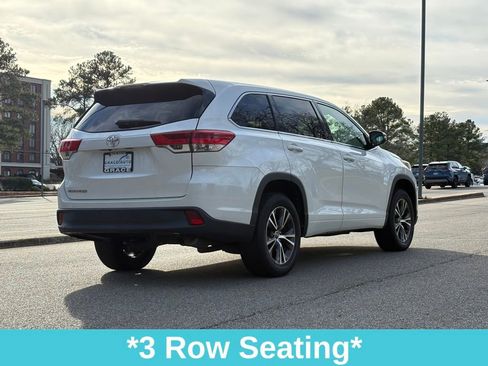 Used 2017 Toyota Highlander LE image 8