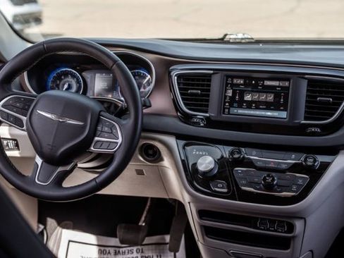 Used 2022 Chrysler Voyager LX FWD image 14