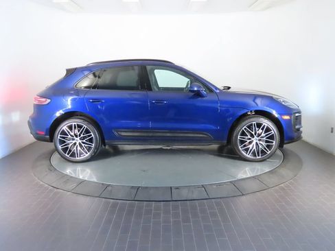 Certified 2024 Porsche Macan AWD/4WD image 8
