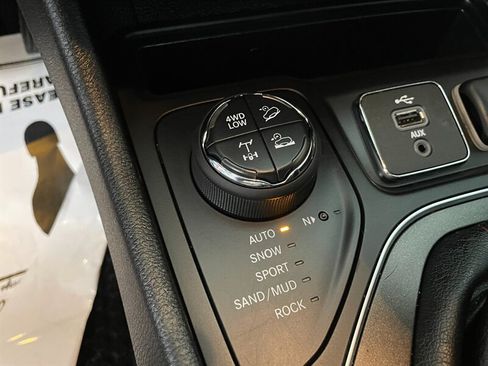 Used 2019 Jeep Cherokee Trailhawk w/ Cold Weather Group AWD/4WD image 13