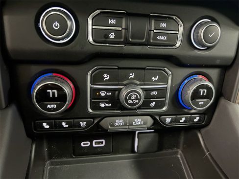 Used 2024 Chevrolet Suburban High Country w/ Advanced Technology Package image 16