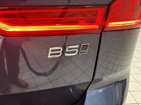 Certified 2024 Volvo XC60 B5 Ultimate w/ Climate Package image 9