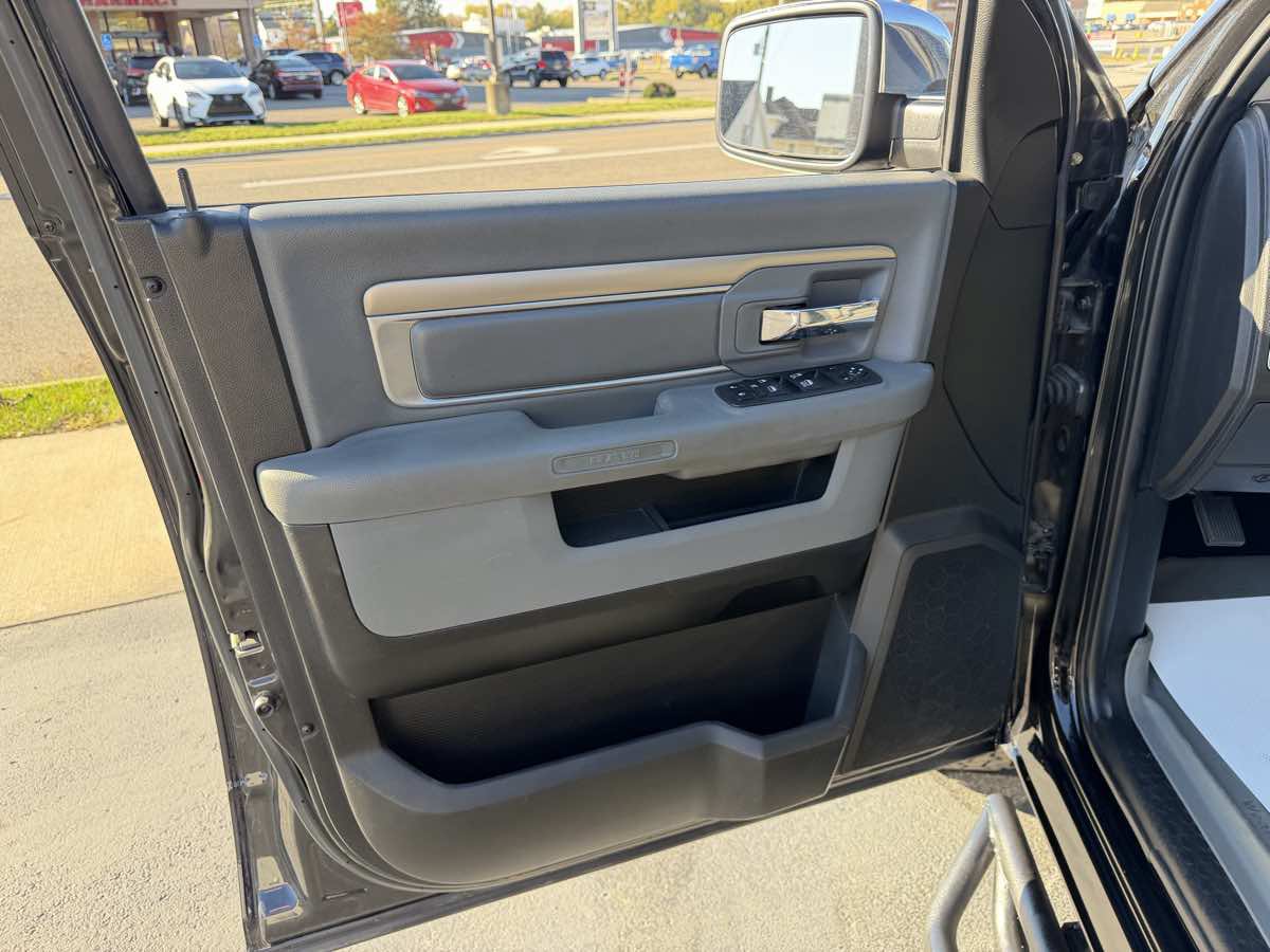 Used 2018 RAM 1500 Classic SLT AWD/4WD image 11