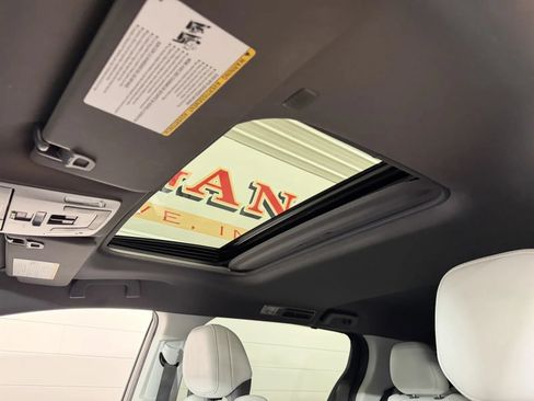 Used 2021 Toyota Sienna XSE AWD/4WD image 15