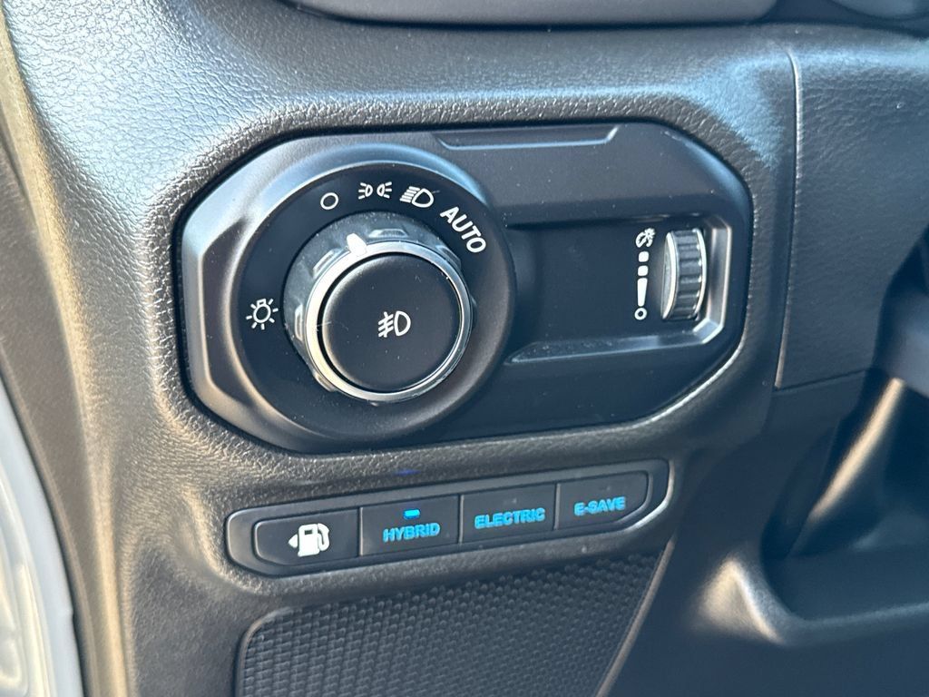 Certified 2023 Jeep Wrangler Unlimited w/ Sun & Screen Package AWD/4WD image 28
