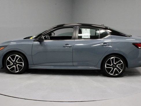 Used 2025 Nissan Sentra SR w/ SR Premium Package FWD image 7