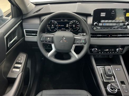 New 2025 Mitsubishi Outlander SE image 15