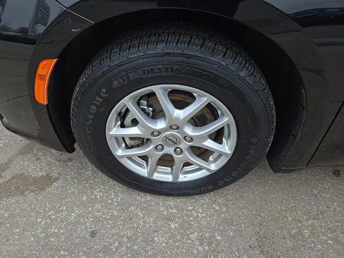 Used 2024 Chrysler Pacifica Touring-L image 24