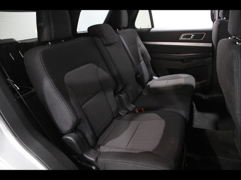 Used 2017 Ford Explorer XLT w/ Equipment Group 201A AWD/4WD image 18