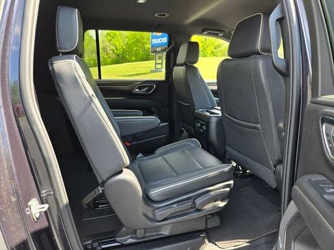 Used 2023 Chevrolet Suburban Premier AWD/4WD image 18