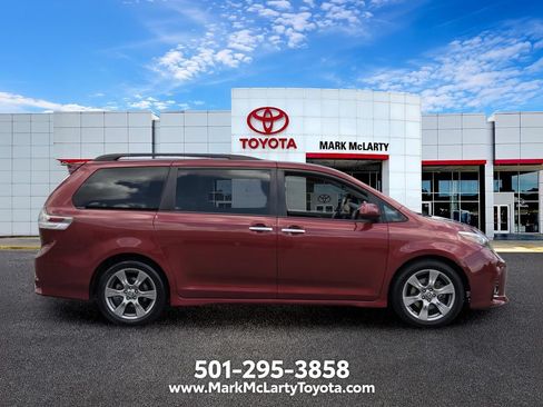 Used 2019 Toyota Sienna SE FWD image 6