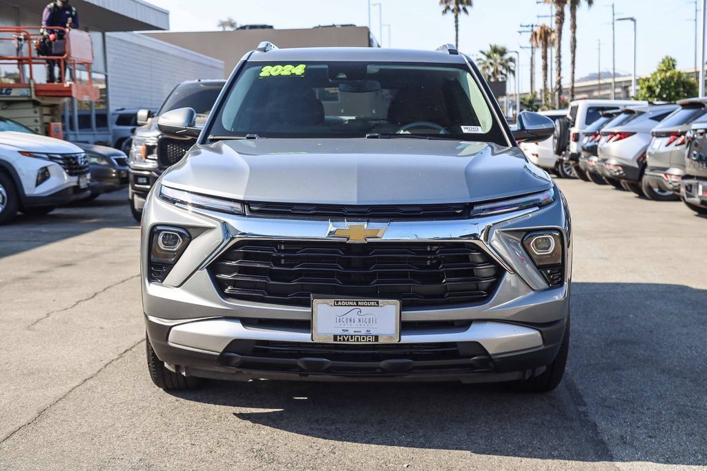 Used 2024 Chevrolet TrailBlazer LT FWD image 2