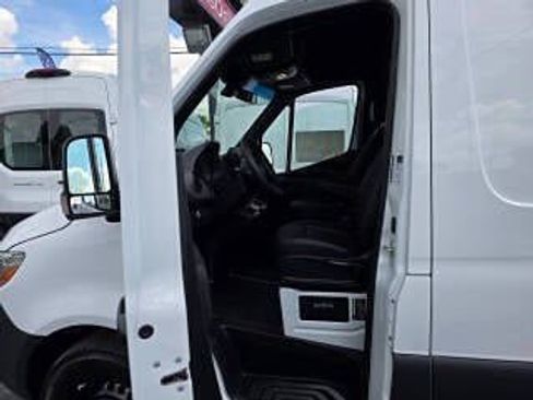 Used 2025 Mercedes-Benz Sprinter 2500 image 15