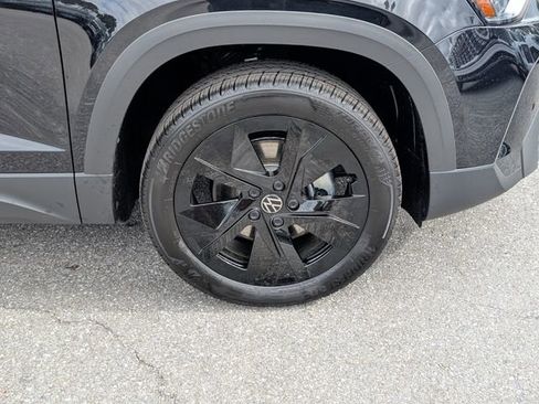 New 2026 Volkswagen Taos SE FWD image 9