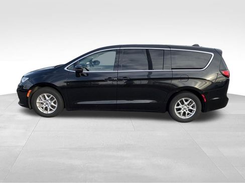 Used 2023 Chrysler Pacifica Touring-L FWD image 2