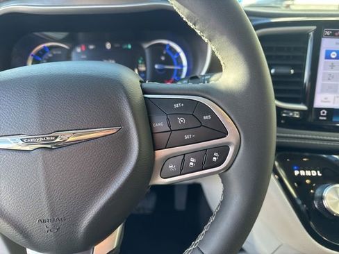 Used 2024 Chrysler Pacifica Select image 14