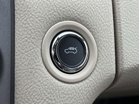 Used 2017 Ford Taurus SE image 18