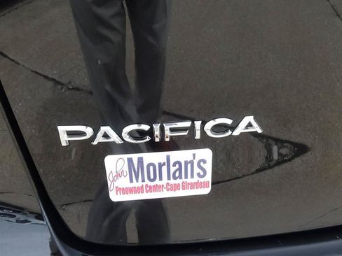 Certified 2024 Chrysler Pacifica Touring-L FWD image 9