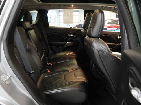 Used 2019 Jeep Cherokee Limited AWD/4WD image 35