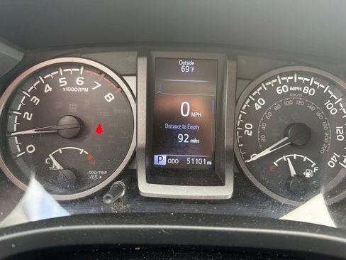 Used 2017 Toyota Tacoma TRD Sport AWD/4WD image 16