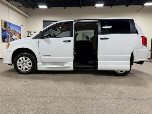Used 2019 Dodge Grand Caravan SE FWD image 22