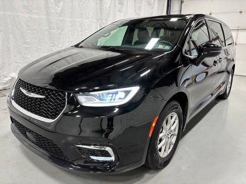Used 2025 Chrysler Pacifica Select FWD image 3