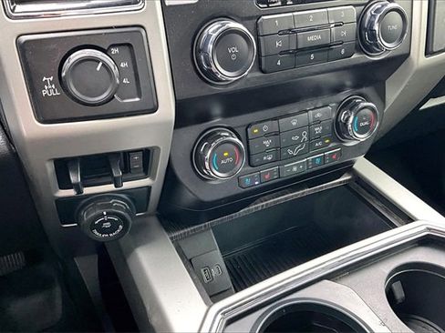 Used 2021 Ford F250 Lariat w/ Chrome Package image 23