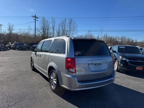 Used 2019 Dodge Grand Caravan SXT image 3