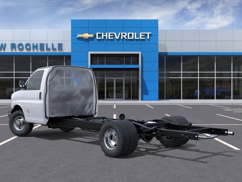 New 2025 Chevrolet Express 4500 Extended w/ Power Convenience Package RWD image 3