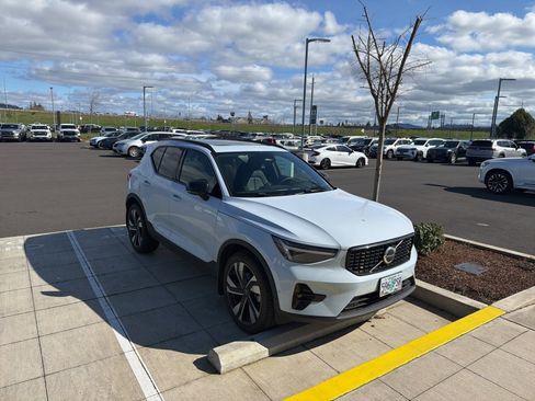 Used 2024 Volvo XC40 B5 Plus w/ Climate Package image 2