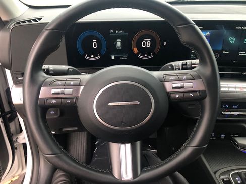 Certified 2025 Hyundai Kona SEL AWD/4WD image 9