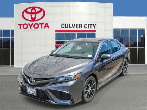 Certified 2022 Toyota Camry SE FWD image 1