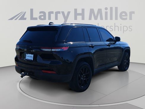 Used 2025 Jeep Grand Cherokee Altitude AWD/4WD image 5