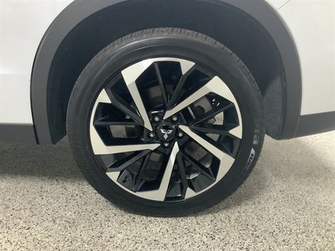 Used 2025 Mitsubishi Outlander 4WD Plug-In Hybrid image 11