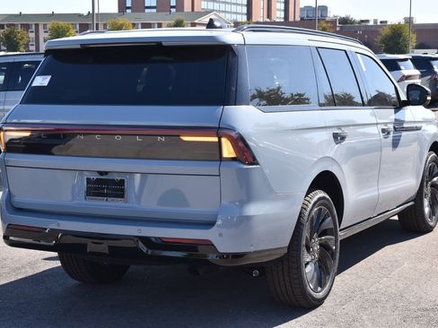 New 2025 Lincoln Navigator Reserve w/ Jet Appearance Package AWD/4WD image 14