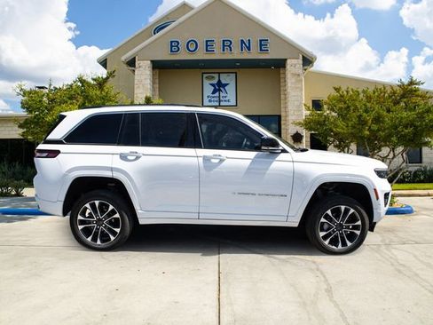 Used 2023 Jeep Grand Cherokee Overland w/ Luxury Tech Group IV AWD/4WD image 6
