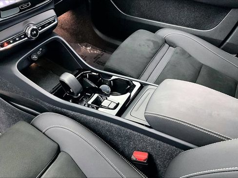 Certified 2025 Volvo XC40 B5 Plus AWD/4WD image 18