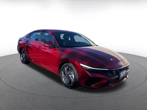 Used 2025 Hyundai Elantra Limited image 2