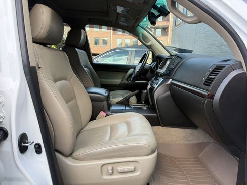 Used 2011 Toyota Land Cruiser image 29
