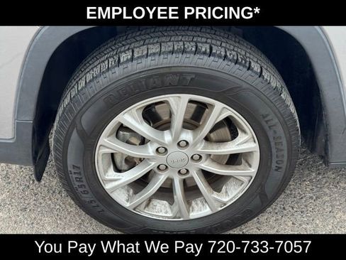 Used 2019 Jeep Cherokee Latitude w/ Cold Weather Group AWD/4WD image 11