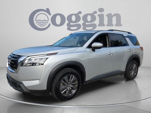 Used 2025 Nissan Pathfinder SV FWD image 1