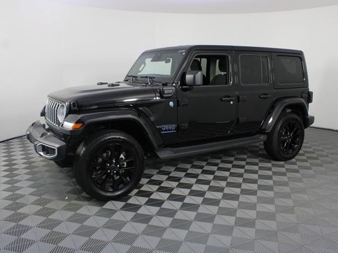 Used 2025 Jeep Wrangler Unlimited Sahara AWD/4WD image 2