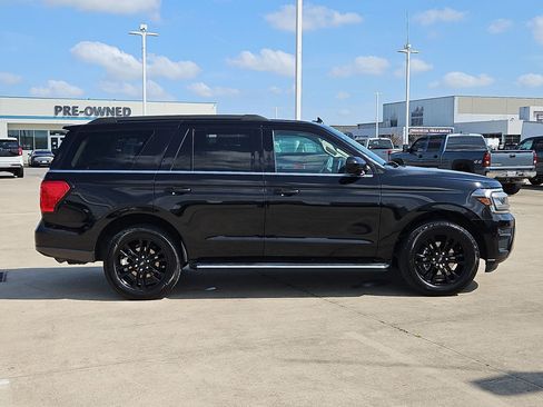 Used 2022 Ford Expedition XLT image 2